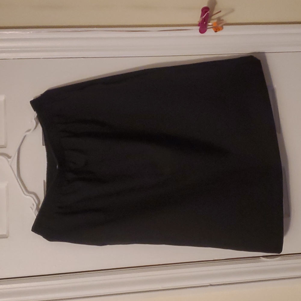 Black elastic skirt with pockets
